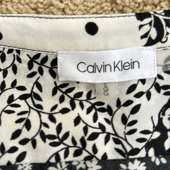 Calvin Klein large white/black printed front button top. - Picture 5 of 8